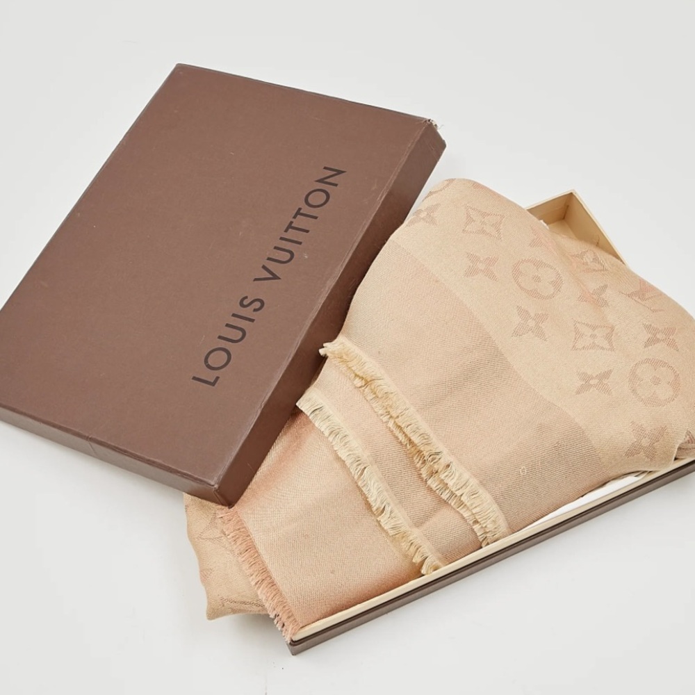 LOUIS VUITTON
Dune Monogram Silk/Wool Shawl Scarf beige with defects